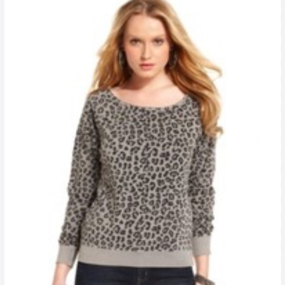 🌻3 for $18 Guess Leopard Print Raw Scoop Neck Top Size Medium